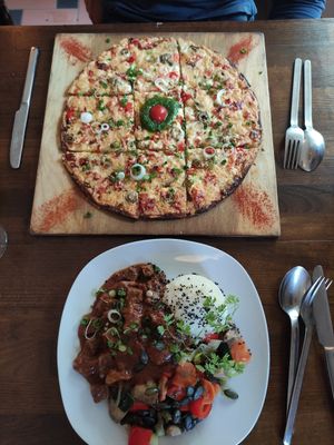 Griechischer Flammkuchen & Steinpilzseitan at Amaranth in Marbach