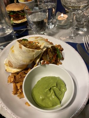 burrito con cavolfiore, chips di zucca e salsa di avocado  at Botanica Lab in Bologna