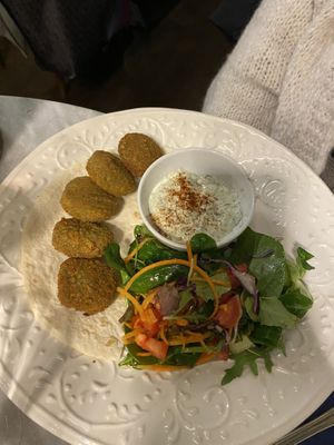 falafel con piadina e salsa allo yogurt e cetriolo at Botanica Lab in Bologna