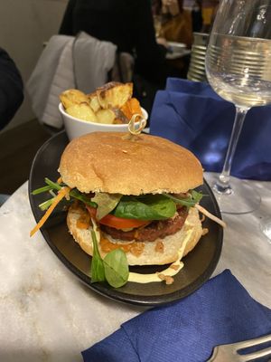 beyond burger con patate al forno at Botanica Lab in Bologna
