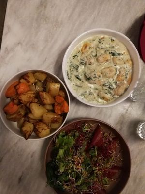 Ravioli rojo, tortellini y patatas asadas at Botanica Lab in Bologna