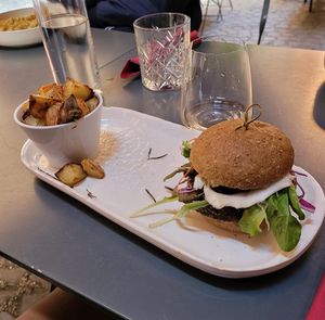 Burger quinoa at Botanica Lab in Bologna