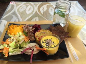 Buddha bowl and juice of the day for lunch at Botanica Lab in Bologna