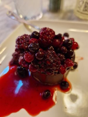 Cheesecake al cioccolato e frutti rossi at Botanica Lab in Bologna