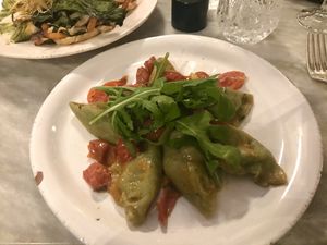 Mezzelune (ravioli) de espinacas con berenjena, tomatitos asados y rúcola fresca at Botanica Lab in Bologna