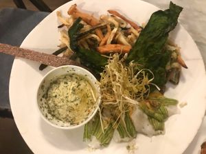 «No fritta» con salsa tártara, flor de calabacín con crema de arroz, bastoncino y el chip de kale más fino y crujiente del mundo. ¡Plato delicioso! at Botanica Lab in Bologna