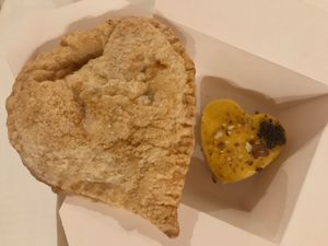 Hojaldre de manzana/canela & cheese cake de mango at Botanica Lab in Bologna