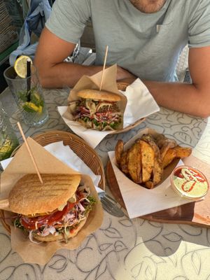 Public burger, Club Burger en potato wedges  at Public Bar & Vegan Kitchen in Bled