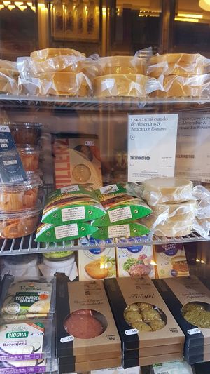 Cheeze and veggie burgers at THELIVINGFOOD in Barcelona