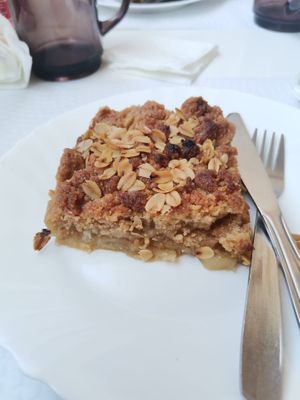 Crumble de maçã at Pausa Util in Braga