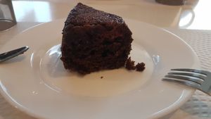 Delicioso bolo de chocolate com frutas vermelhas! at Pausa Util in Braga