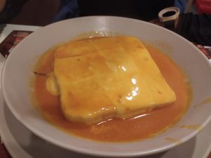 Francesinha vegetariana moi boa at Pausa Util in Braga
