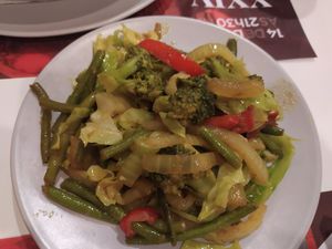 Plato de legumbres acompañando a la francesinha muy ricas at Pausa Util in Braga