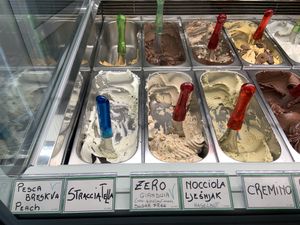 Vegan gelato marked with a V at Gelateria Italia in Rovinj