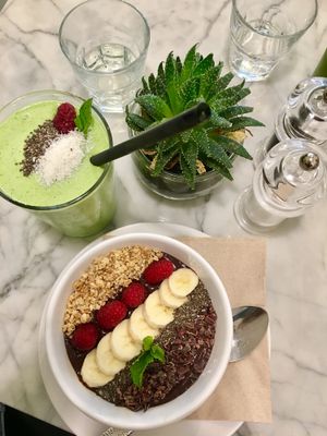 Acai bowl and Smoothie  at Superfoods & Organic Liquids in Berlin