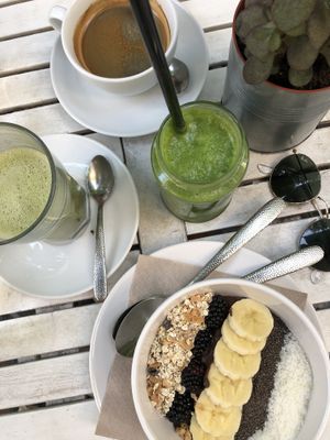 Matcha Latte und Smoothie Bowl ♥️ at Superfoods & Organic Liquids in Berlin