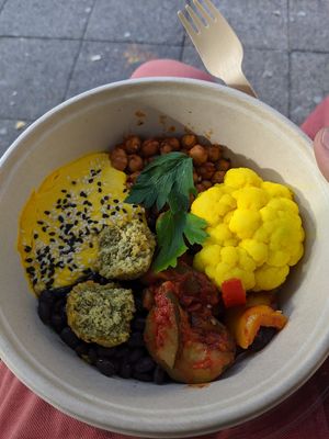 Quinoa bowl at Superfoods & Organic Liquids in Berlin