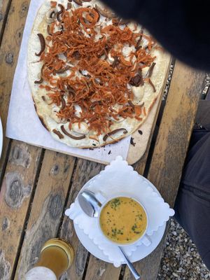 Flammkuchen mit selbstgemachten Röstzwiebeln und Karotten-Kokossuppe  at Waldsee in Freiburg
