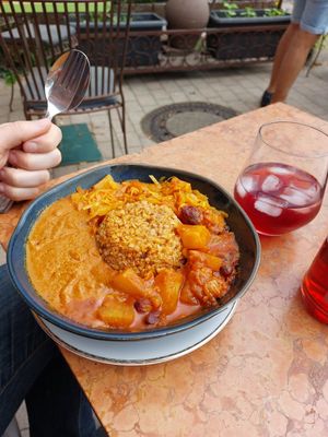 Bowl mit Kohl und Ananas at Café VIVAVE in Freiburg