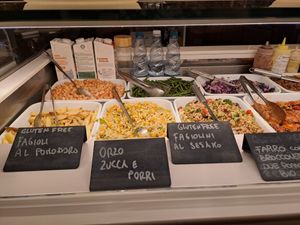 Distintas opciones del buffet at Radicetonda - Piazza Buozzi in Milan