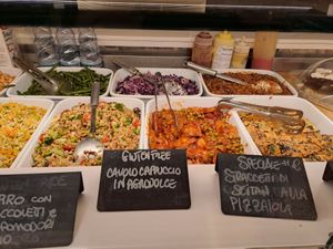 Distintas opciones del buffet at Radicetonda - Piazza Buozzi in Milan