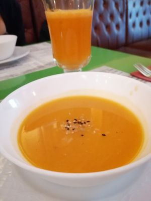 Crema de calabaza y zumo de zanahoria, manzana y limón at Veg World India in Barcelona