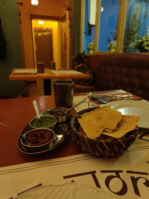 Entrantes (cortesía de la casa) - salsa picante, salsa de menta y salsa de tamarindo at Veg World India in Barcelona