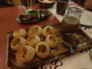 Pani Puri - bolas crujientes con agua de tamarindo at Veg World India in Barcelona