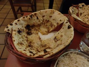Pan Naan de frutos secos y mango at Veg World India in Barcelona