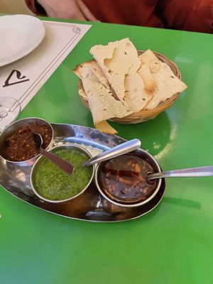 Complementary crackers and sauces  at Veg World India in Barcelona