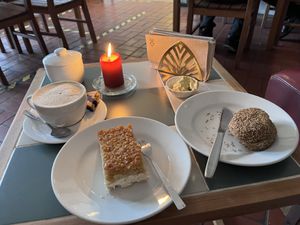 Bienenstich, Brötchen mit veganem Aufstrich  at Jute Backerei in Berlin