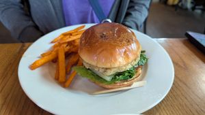 "CRAB" CAKE SANDWICH -
Panko breaded artichoke & white bean patty,
lettuce, tomato, and vegan remoulade
Served on a vegan brioche bun at Firefly in Charlottesville