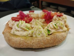 Pizzotta con humus e cipolle caramellate at 100% Bio in Rome