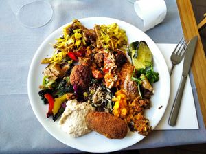 Buffet del pranzo. Tutto buonissimo, ma un encomio particolare va alla zucca alla scapece, che mi ha fatto impazzire per quanto era buona, agli gnocchi al sugo e all'hummus! at 100% Bio in Rome