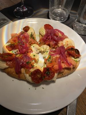 Pizzotta con hummus di ceci pomodoro canditi e cipolla rossa in agrodolce  at 100% Bio in Rome