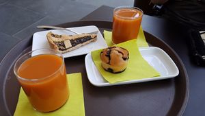 Muffin, pie and juices at 100% Bio in Rome