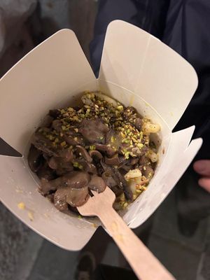 Aglio, oglio, peperoncino, granella Di pistacchio (extra funghi) at Dal Moro's Fresh Pasta To Go in Venice