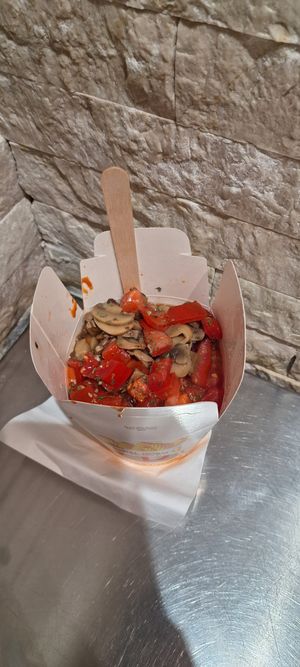 Pasta napoletana com cogumelos extras at Dal Moro's Fresh Pasta To Go in Venice