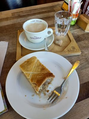 Apfelkuchen und guter Kaffee at Biochi in Schladming