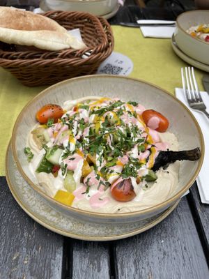 “Happy pot” of hummus and eggplantt  at Aubergine in Bucharest