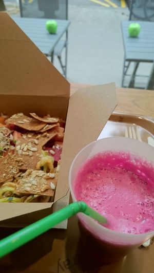 lunch 'menu': salad and juice at Granny Smith in Annecy