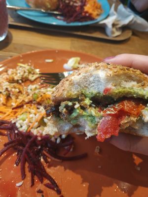 Burger vegan et crudités at Granny Smith in Annecy