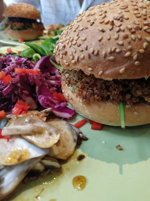 Burger et crudités 💓 at Granny Smith in Annecy