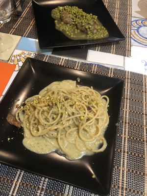 Pistachio pasta and lentil burgers with peas  at Ma va' in Rome