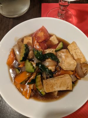 Vegan dish with tofu and veggies in a Saigon sauce at La Baie du Dragon in Marseille