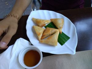 Samoussas aux legumes et curry at La Baie du Dragon in Marseille