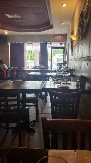 Cosy Italian restaurant at 3 Brothers Vegan Cafe in Copiague