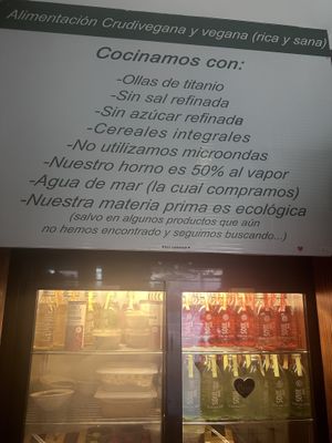 Nunca hago fotos de los platos que pedimos pero aquí creo que merecía la pena compartir esta foto de un cartel que tienen con algunas claves de su cocina vegana de máxima calida at Verdeando in Denia