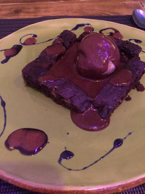 Brownie con helado de leche merengada at Verdeando in Denia