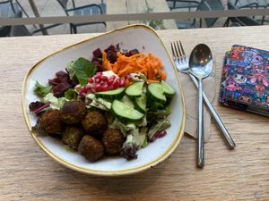 falafel tahini salad at Dean & David - Ballindamm in Hamburg